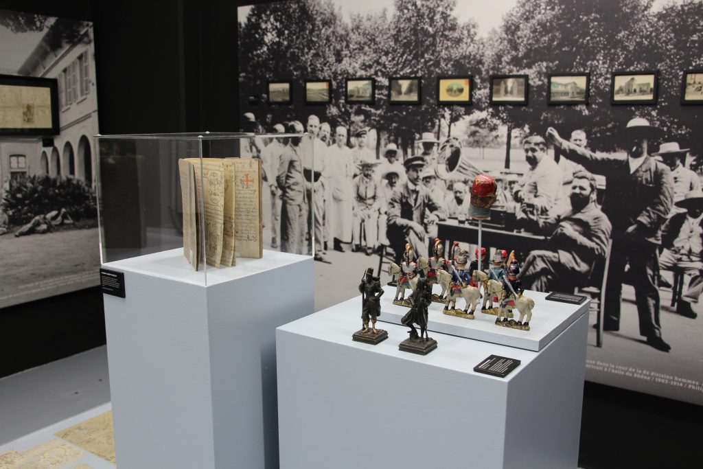 Vues de l'exposition Waterlöo Divin Strasbourg à La Trézorerie