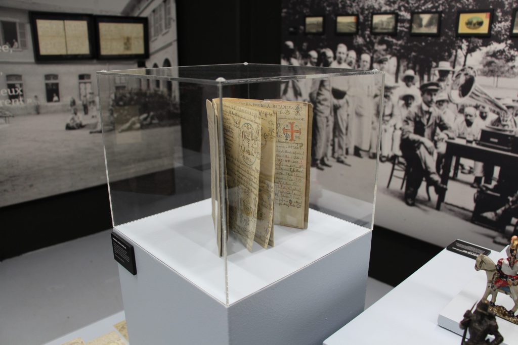 Vues de l'exposition Waterlöo Divin Strasbourg à La Trézorerie
