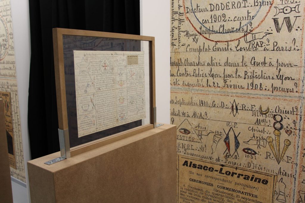 Vues de l'exposition Waterlöo Divin Strasbourg à La Trézorerie