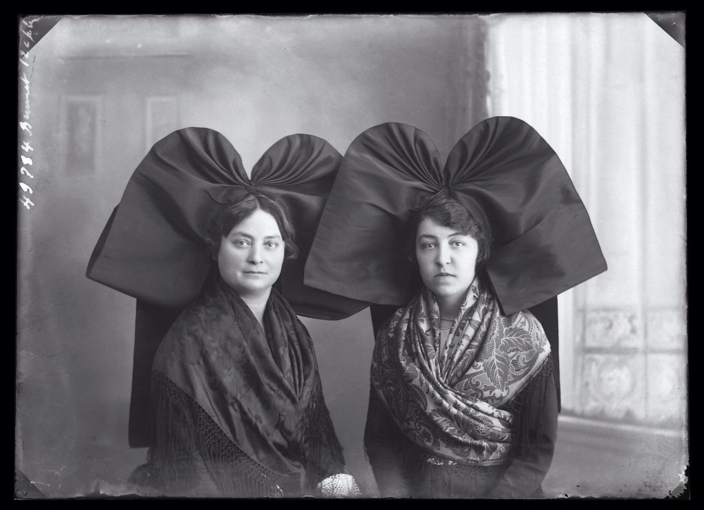 CHAMBRE NOIRE. LOT DE 5 CARTES POSTALES. La vie dans un atelier photographique. Exposition.